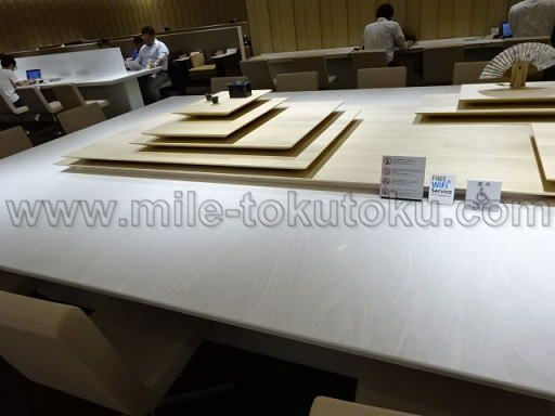 那覇空港 ANAラウンジ 大きなテーブル席