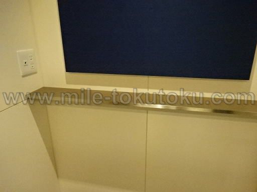 那覇空港 ANAラウンジ 電話ボックスの中