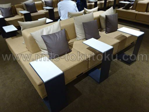 那覇空港 ANAラウンジ 横になれそうなシート