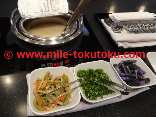 成田空港 デルタ航空ラウンジ お粥とトッピング