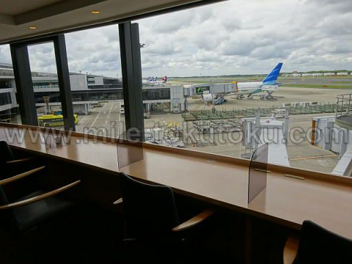 成田空港 デルタ航空ラウンジ 窓側カウンター席