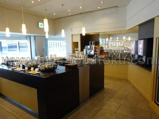 成田空港 デルタ航空ラウンジ 右側の食事コーナー