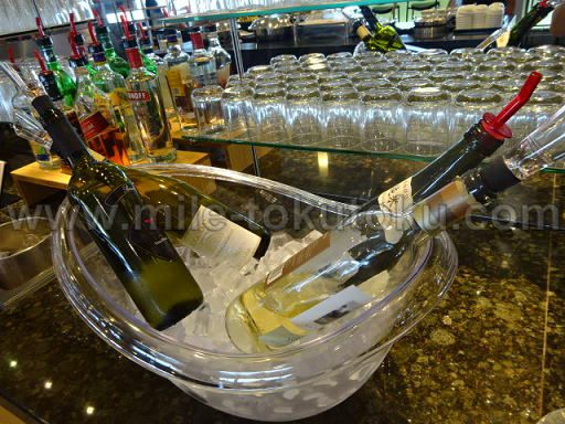 成田空港 デルタ航空ラウンジ ワイン