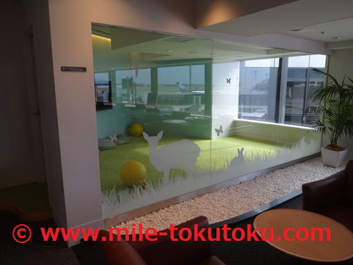 成田空港 デルタ航空ラウンジ ガラス張りのキッズルーム