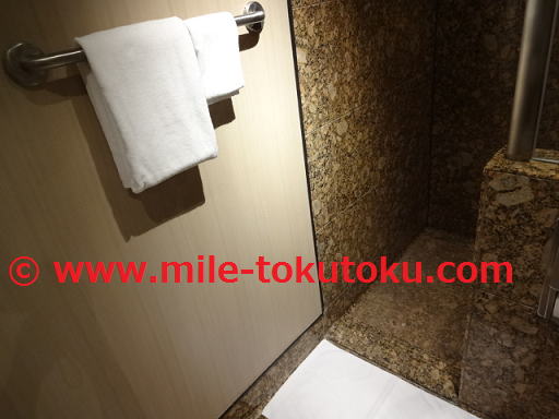 成田空港 デルタ航空ラウンジ シャワールームのタオル類