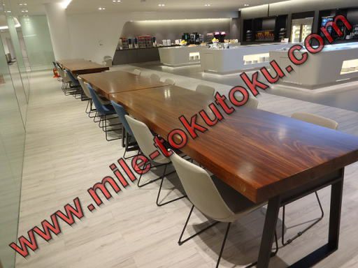 ソウル仁川空港 大韓航空ラウンジ ダイニングテーブル