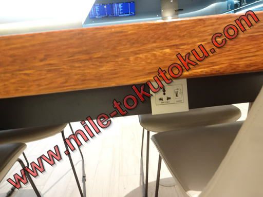 ソウル仁川空港 大韓航空ラウンジ テーブル下の電源