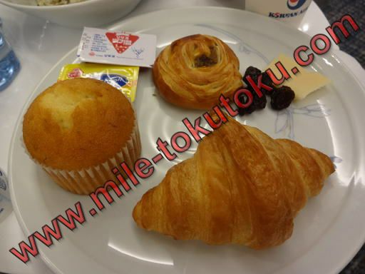 ソウル仁川空港 大韓航空ラウンジ クロワッサンとデニッシュ