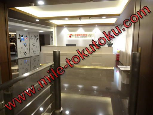 上海/浦東空港 中国東方航空ラウンジ 2階サービスカウンター