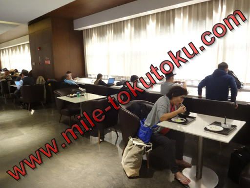 上海/浦東空港 中国東方航空ラウンジ テーブル席