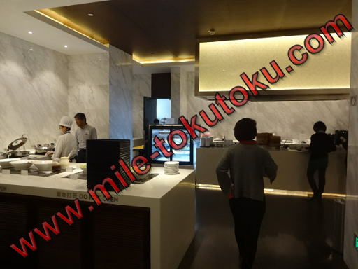 上海/浦東空港 中国東方航空ラウンジ 食事コーナー