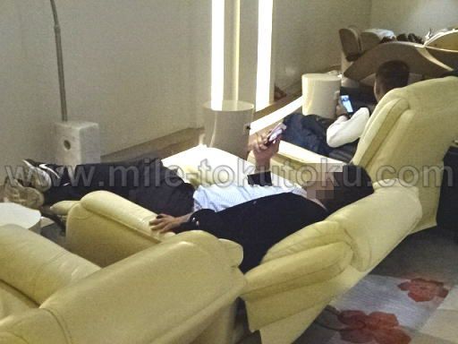 広州空港 中国南方航空ラウンジ リクライニングチェアで仮眠