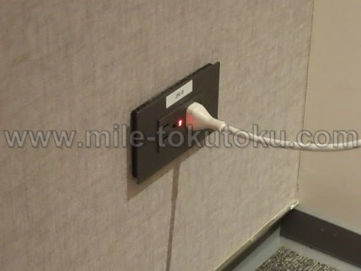 台北/桃園空港 チャイナエアラインラウンジ 壁のコンセント