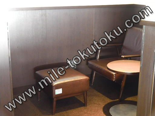 羽田空港 国内線 JALサクララウンジ 足置き付きの席