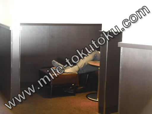 羽田空港 国内線 JALサクララウンジ オットマン