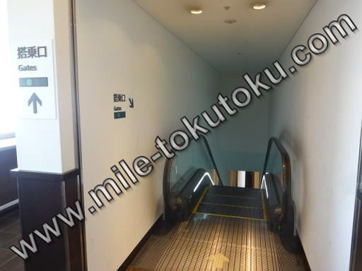 羽田空港 国内線 JALサクララウンジ 出口専用エスカレーター