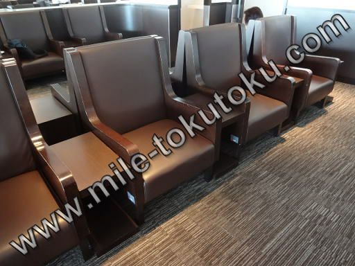 羽田空港 国内線 JALサクララウンジ ソファー席