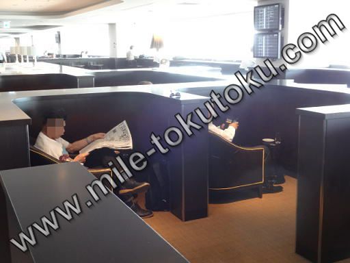 羽田空港 国内線 JALサクララウンジ プライベート感のある席
