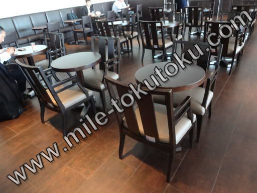 羽田空港 国内線 JALサクララウンジ テーブル席