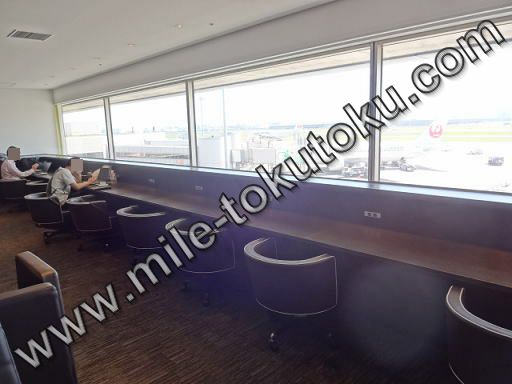 羽田空港 国内線 JALサクララウンジ カウンター席