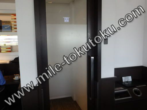 羽田空港 国内線 JALサクララウンジ 通話ボックス