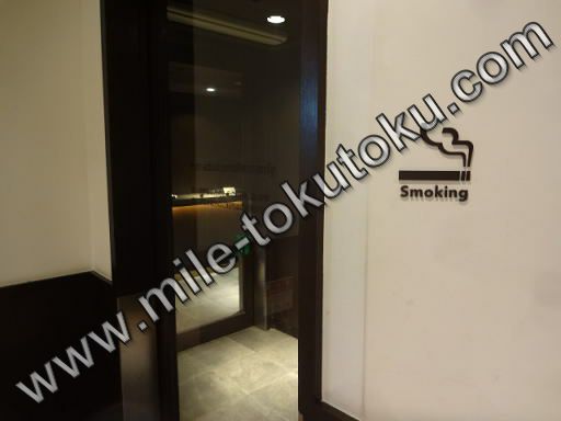 羽田空港 国内線 JALサクララウンジ 喫煙所