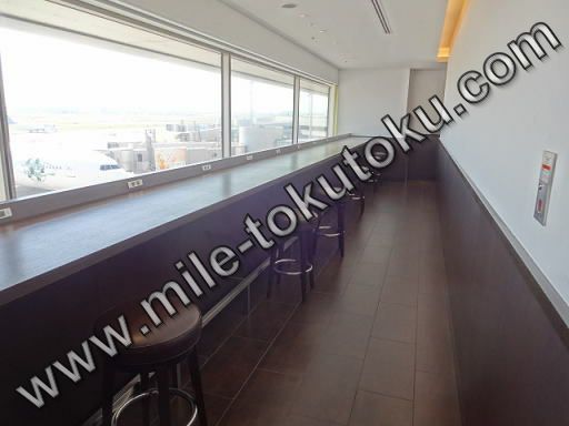 羽田空港 国内線 JALサクララウンジ 奥のカウンター席