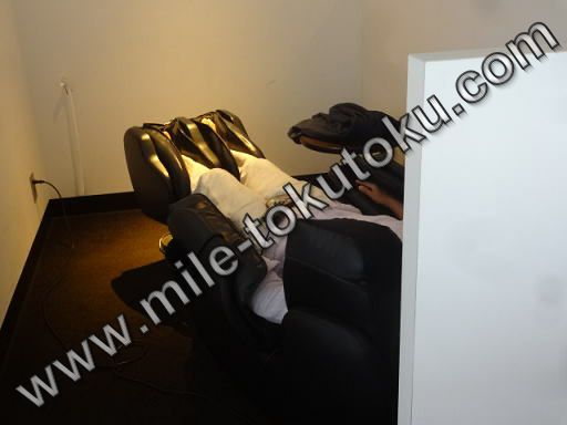 羽田空港 国内線 JALサクララウンジ マッサージチェア使っている人