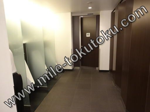 羽田空港 国内線 JALサクララウンジ 男性トイレ