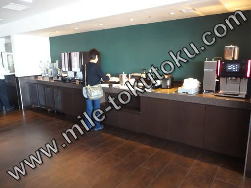 羽田空港 国内線 JALサクララウンジ ドリンクコーナー