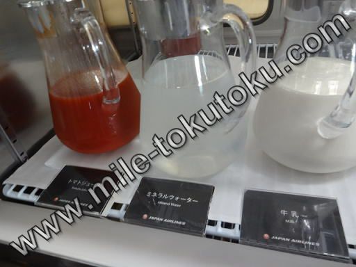 羽田空港 国内線 JALサクララウンジ ジュース・牛乳など