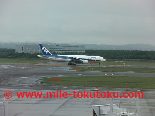 新千歳空港 スーパーラウンジ 離陸するANA機