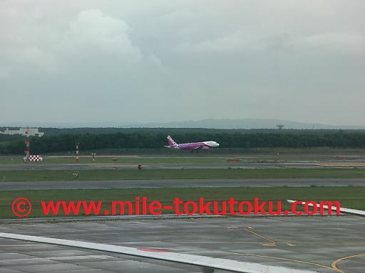 新千歳空港 スーパーラウンジ 着陸するピーチ機