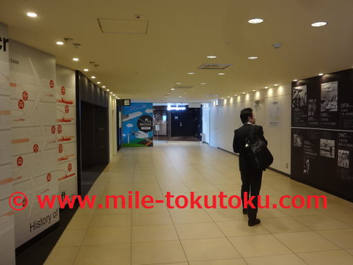 新千歳空港 スーパーラウンジ フードコートを右へ