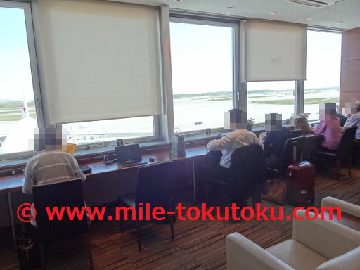 新千歳空港 スーパーラウンジ 窓側カウンター席