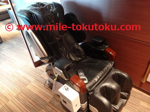 新千歳空港 スーパーラウンジ マッサージチェアの様子