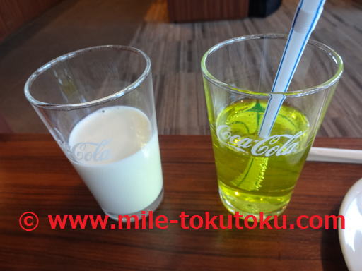 新千歳空港 スーパーラウンジ 牛乳とリアルゴールド