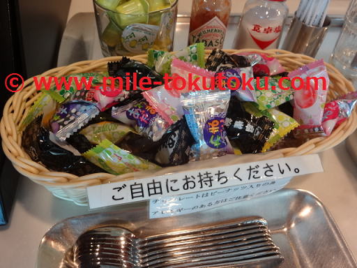 新千歳空港 スーパーラウンジ 無料の飴とチョコレート