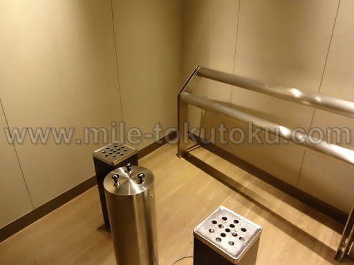 羽田空港 国際線 スカイラウンジ 喫煙室