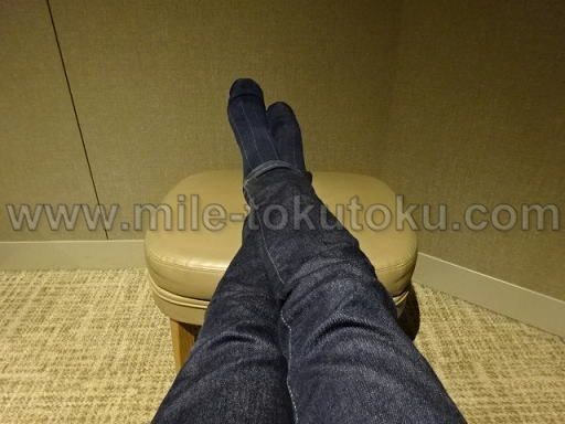 羽田空港 国際線 スカイラウンジ 足置きあるから仮眠可能