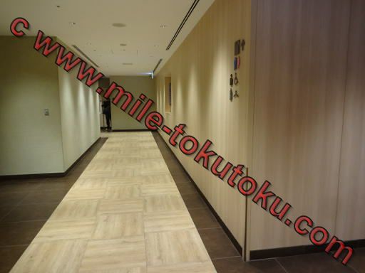 羽田空港 国際線 JALサクララウンジ 廊下