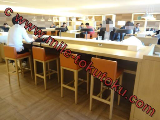 羽田空港 国際線 JALサクララウンジ ダイニング カウンター