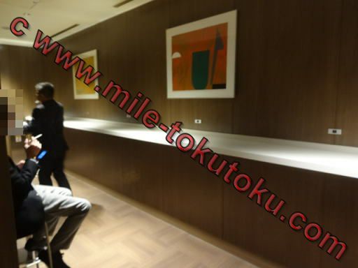 羽田空港 国際線 JALサクララウンジ 喫煙所の中