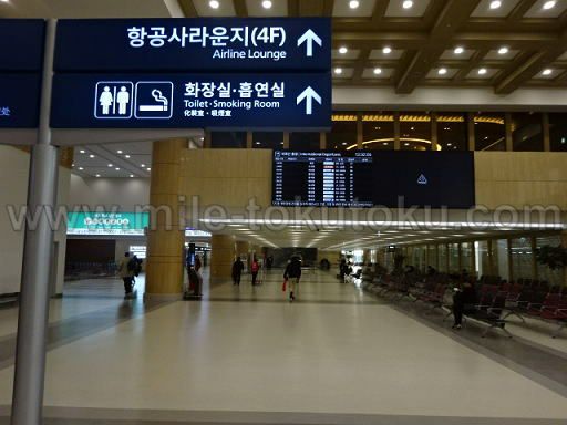 金浦空港 大韓航空ラウンジ 34番ゲート方面へ進む