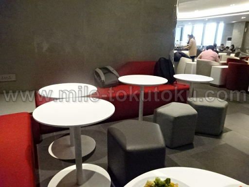 金浦空港 大韓航空ラウンジ 奥の広めのソファー