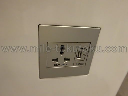 金浦空港 大韓航空ラウンジ コンセントとUSB