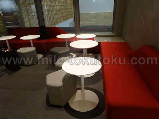 金浦空港 大韓航空ラウンジ 幅の広いソファー