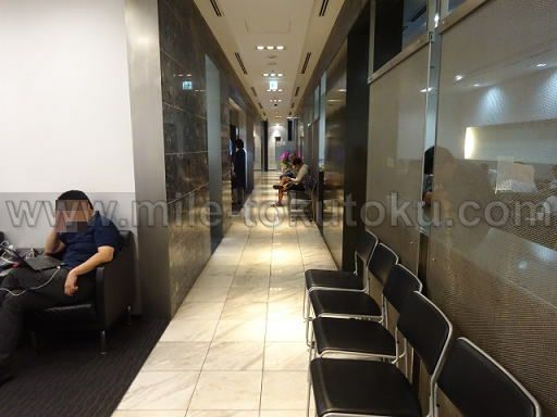 那覇空港 カードラウンジ華 端から入口方面見た様子