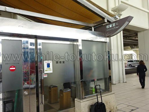 那覇空港 カードラウンジ華 喫煙所の入り口