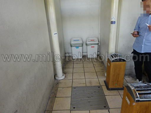 那覇空港 カードラウンジ華 喫煙所の中